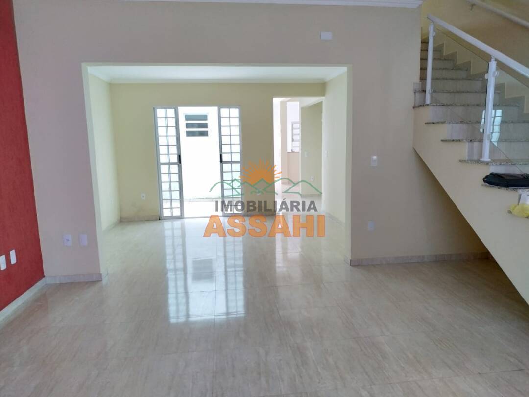 Casa à venda com 4 quartos, 250m² - Foto 1