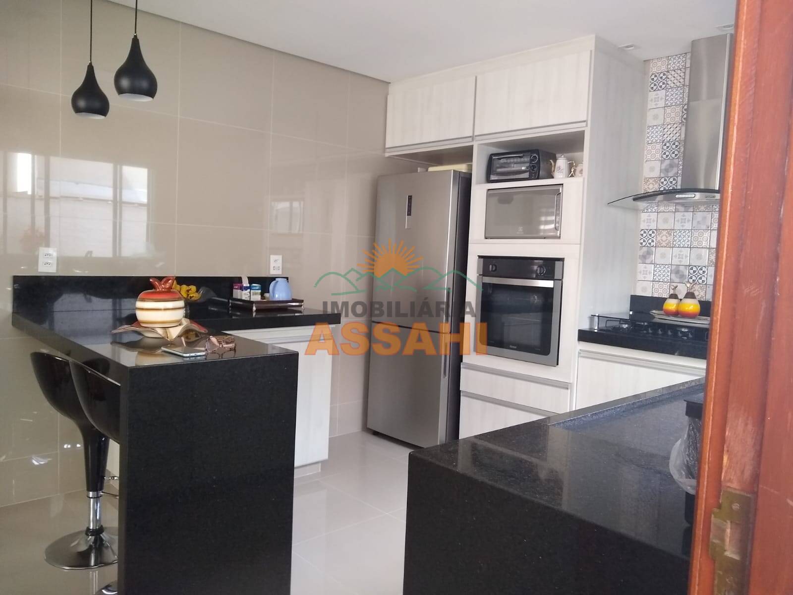 Casa à venda com 3 quartos, 250m² - Foto 1